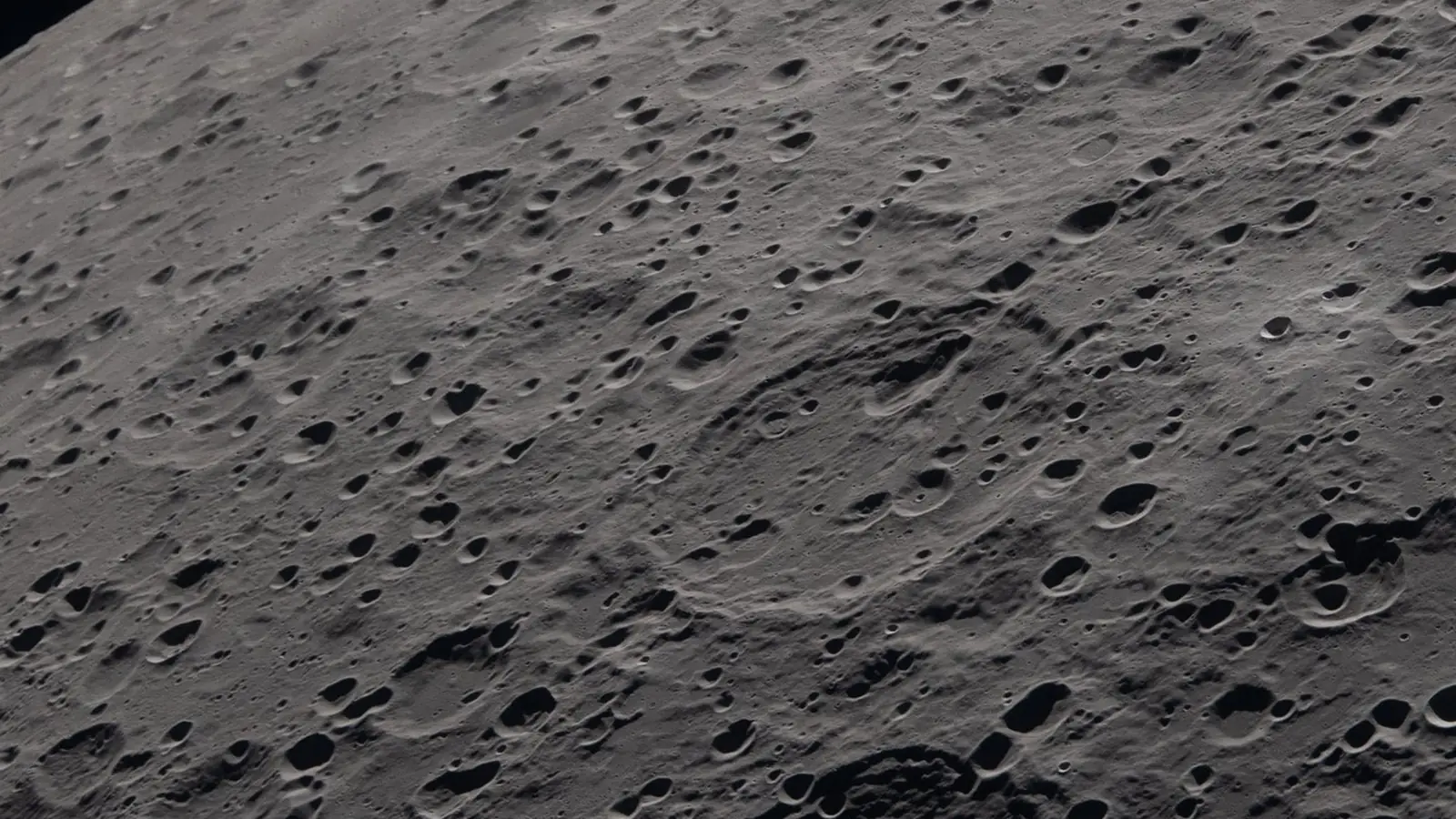 Face cachée de la Lune, détail d'une photo de coucher de Terre (Artemis II)